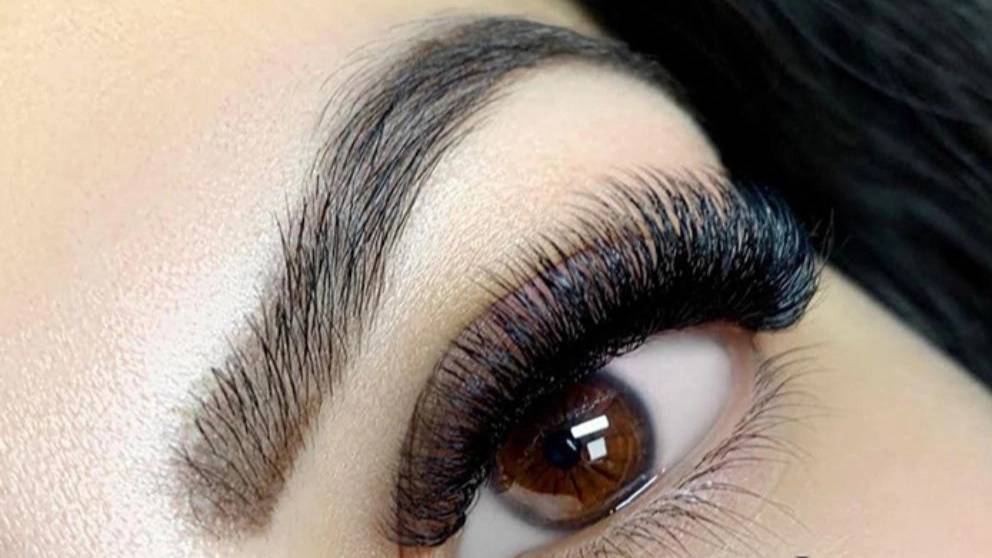 کاشت مژه والیوم، راهی برای حجم دادن به مژه ها کاشت مژه والیوم، راهی برای حجم دادن به مژه ها